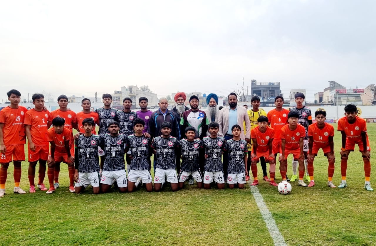 प्रधानाचार्य हरभजन सिंह मेमोरियल फुटबॉल टूर्नामेंट में मुख्य अतिथि के रूप में भाग लेने वाले साइकिलिस्ट बलराज सिंह चौहान को सम्मानित किया। ।